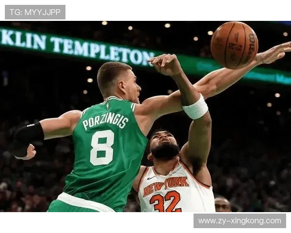 凯尔特人团队在防守回合中展现高度纪律性